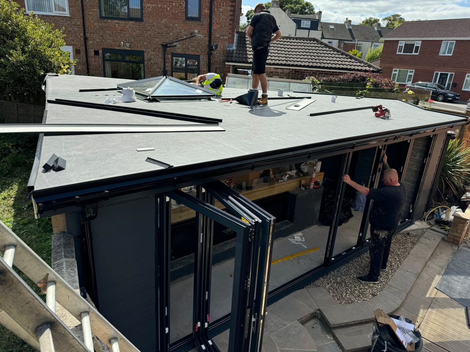 Flat roof membrane installation on an extension